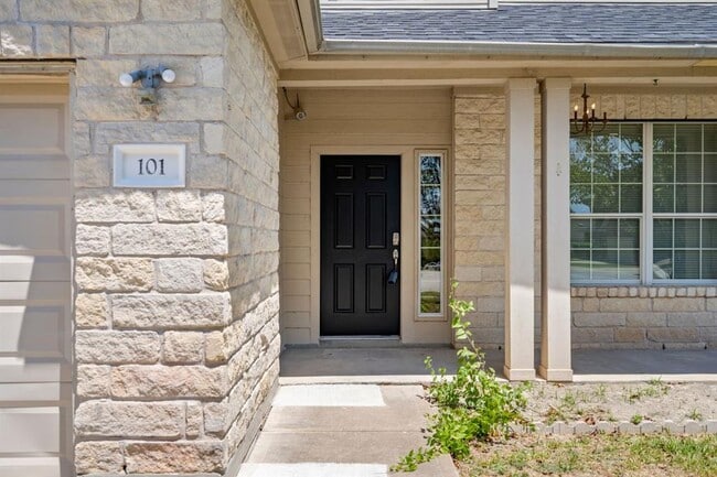 Building Photo - 101 Redwood Dr