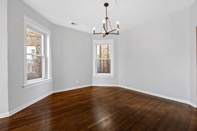 Building Photo - 915 W Newport Ave