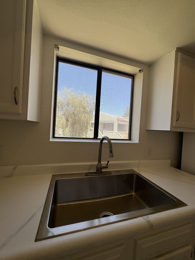 Building Photo - 850 S River Dr