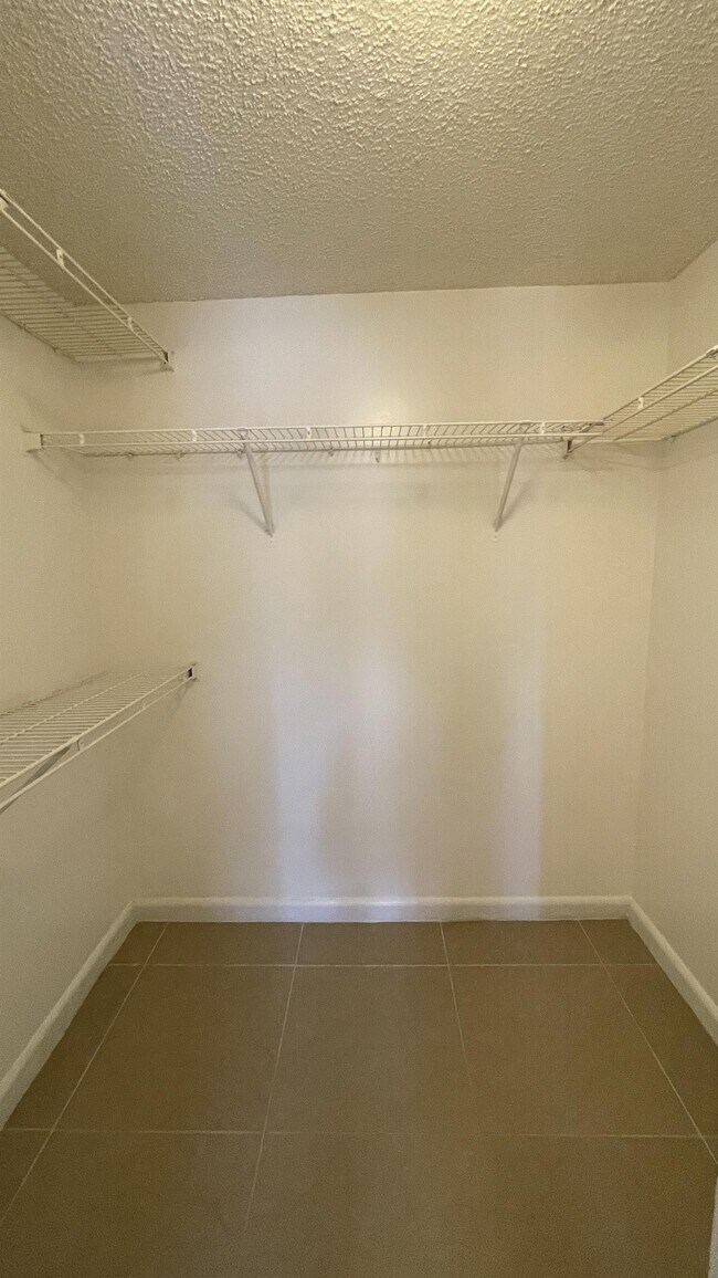 Building Photo - 9833 Westview Dr