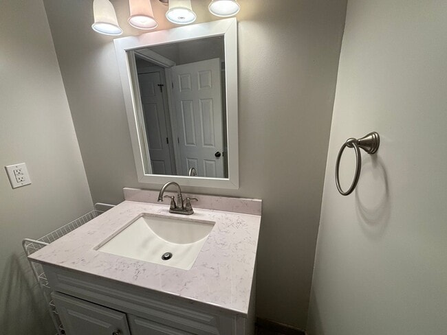 Building Photo - Remodeled Ground Level Condo off Rivermont