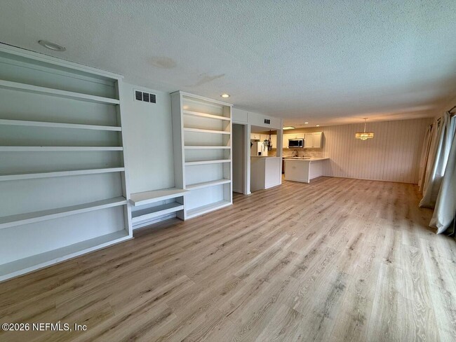 Building Photo - 222 7th St