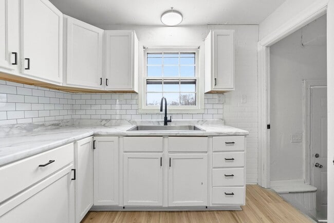 Building Photo - Spacious 4 Bedroom House with New Updates