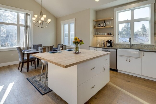 Building Photo - Furnished West Bend Home Available May-November