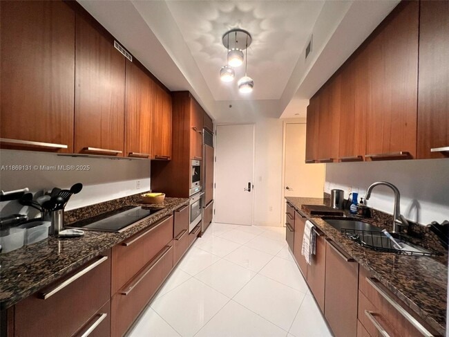 Building Photo - 15811 Collins Ave
