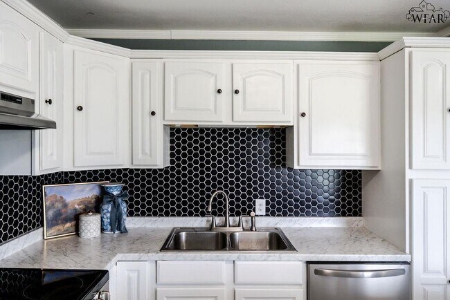 Building Photo - 4024 Hooper Dr