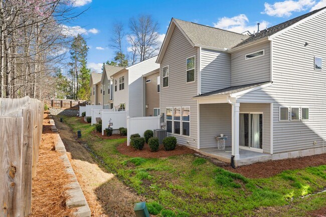 Building Photo - 3be / 2.5ba Easy Access to Duke Townhouse