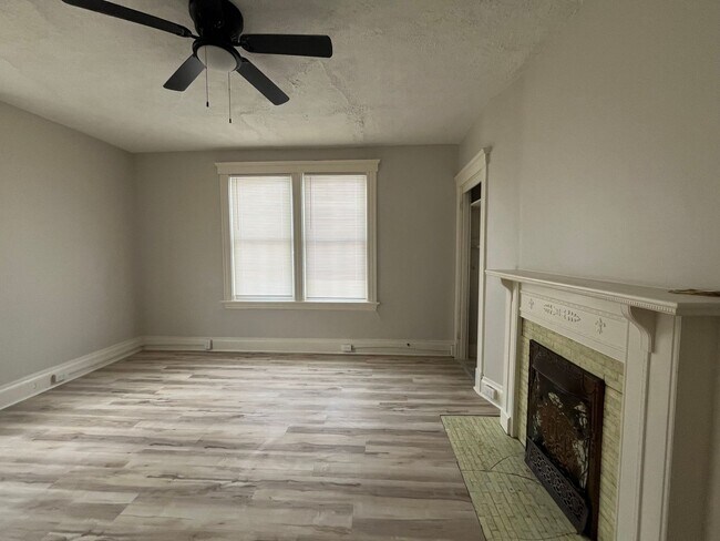 Building Photo - 2 bedroom, plus bonus room!