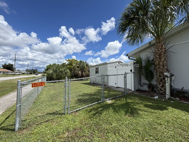 Building Photo - "Charming 1-Bed Oasis in Warm Mineral Springs - Cozy Living with 909 Sq Ft of Comfort!"