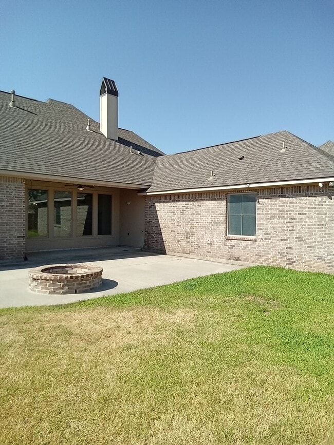 Building Photo - Benton Beauty