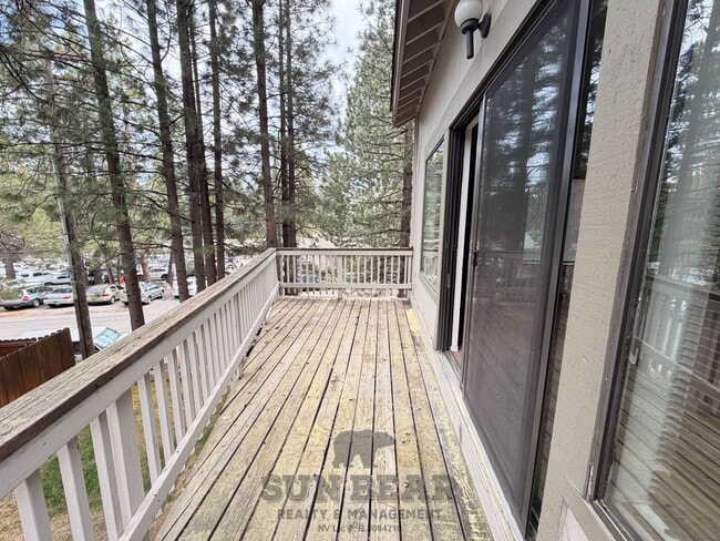 Building Photo - 3 Bedroom, 2.5 bath condo - Central Incline!  Being Painted!