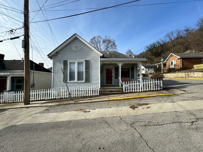 Primary Photo - One Bedroom House in Frankfort!