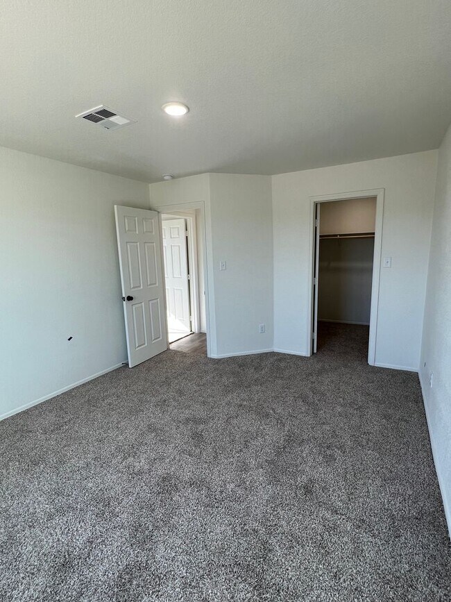 Building Photo - 4 BEDROOM HOME!