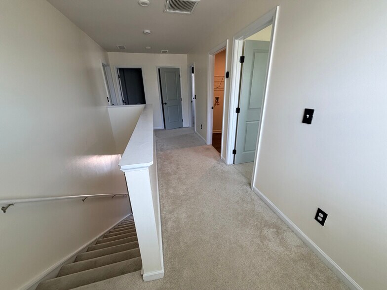 Building Photo - 3012 Blue Brook Ln