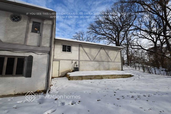 Building Photo - 1705 Evergreen Ln N