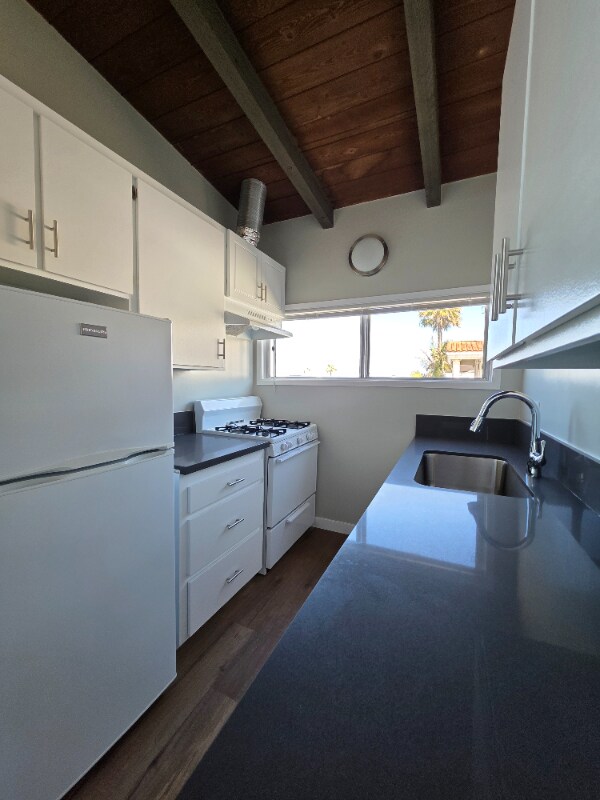 Building Photo - 2026 Hermosa Ave