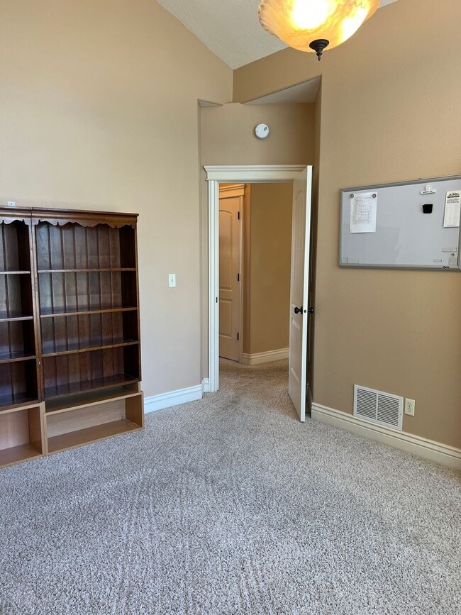 Building Photo - **$100 OFF FIRST MONTHS RENT!** Stunning 5 bed 3.5 bath twin-home on the Rexburg Hill