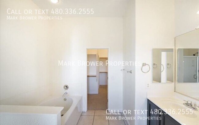 Building Photo - 11423 W La Reata Ave