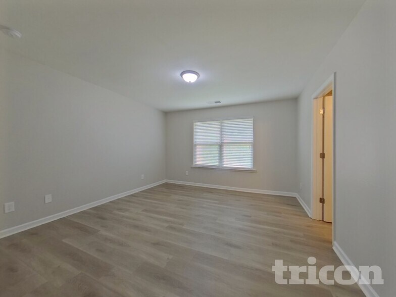 Building Photo - 3333 Lowland Dr