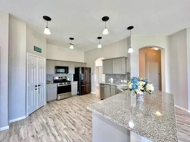 Building Photo - 2526 Lake Dale Ln