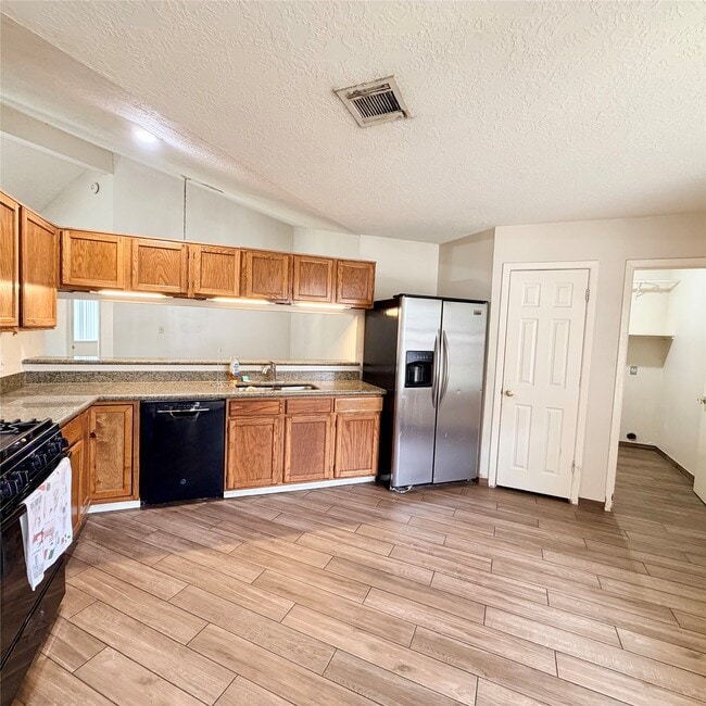 Building Photo - 16914 Summer Dawn Pl