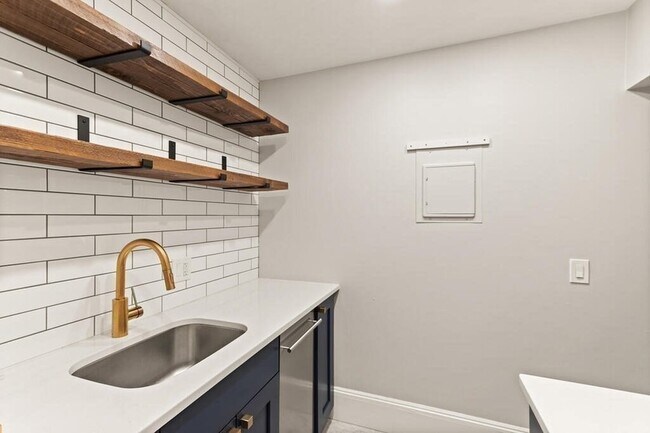 Building Photo - 473 Beacon St