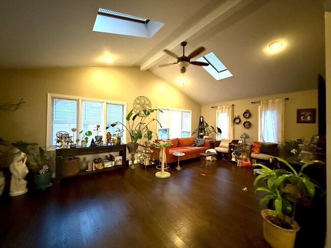 Building Photo - 10740 Monitor Ave