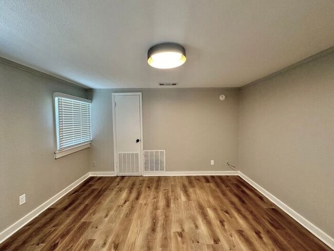 Building Photo - Cozy 1-Bedroom, 1-Bath Gem Near the Azalea...