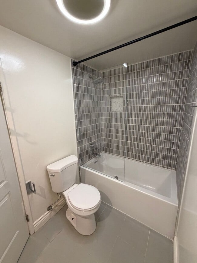 Building Photo - Beautiful 3 Bedroom Home in Avocado Heights