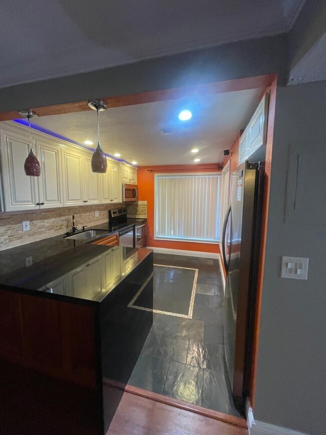 Building Photo - 4156 Inverrary Dr