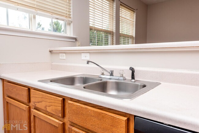 Building Photo - 246 Village Square Dr