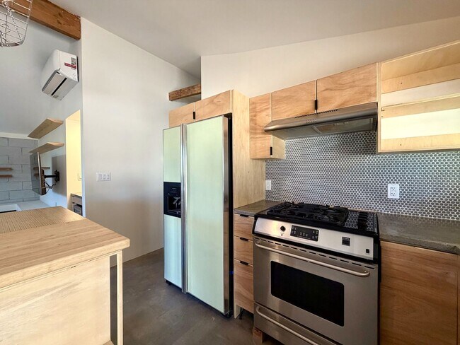 Building Photo - AVAILABLE NOW!! 2 Bedroom 1 Bathroom House in Cathedral City!