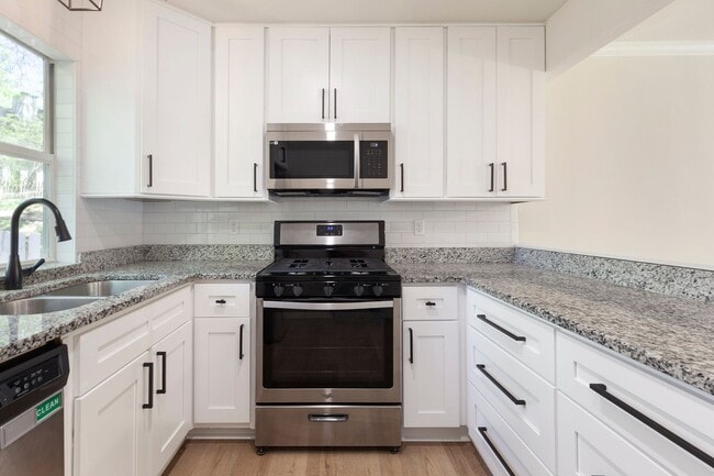 Building Photo - 3bd/3ba Home w/ Fully Fenced Backyard and Deck!