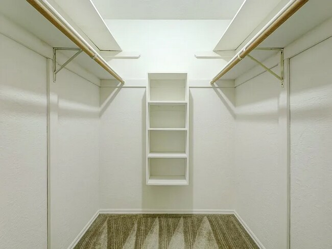 Building Photo - Beautiful 3bed/3bath Townhome Available in Westside Norman!!