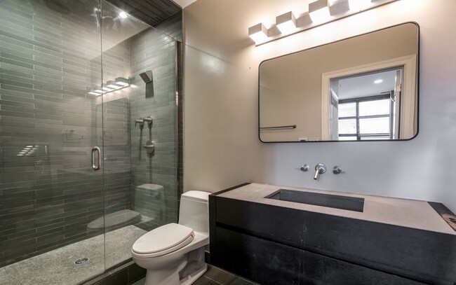 Building Photo - River North Stunning Furnished 2b2b Apartment