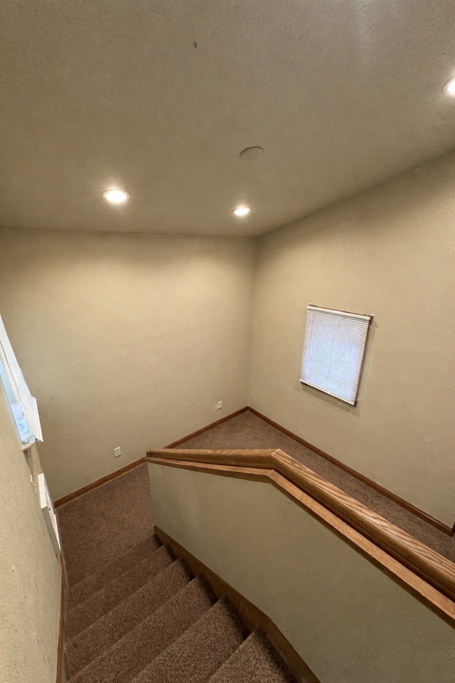 Building Photo - 4 Bedroom, 2 Bathroom Home In Randall Park Neighborhood