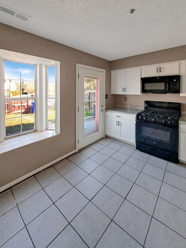 Building Photo - 3870 Gateview Pl