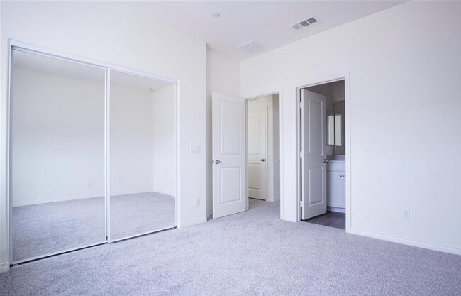 Building Photo - 3-Story Townhome w/ 2 Car Garage in New Co...