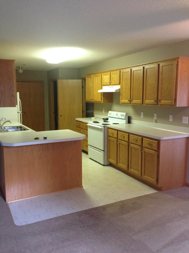 Building Photo - End Unit 3 bed finished basement Town Home