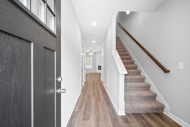 Building Photo - 4 Bedroom Home For Rent Near Downtown Clarksville!