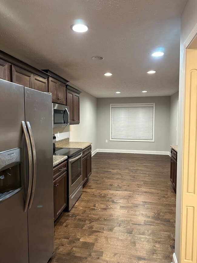 Building Photo - 3 Bedroom, 2 Bath, 2 Car Garage