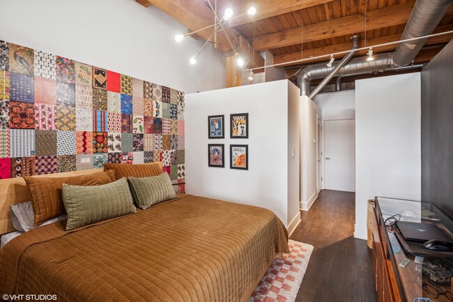 Building Photo - 2544 W North Ave