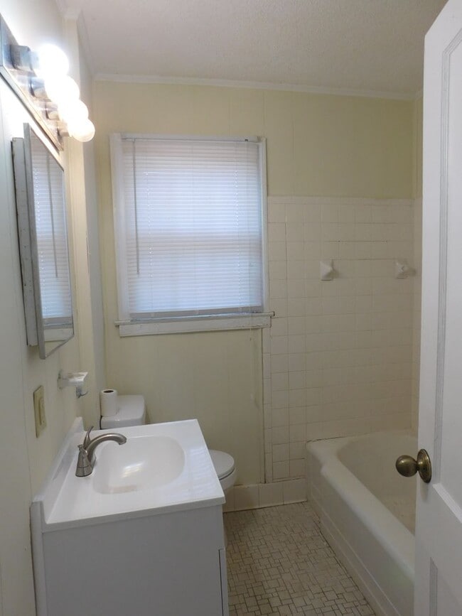 Building Photo - 815 Haywood Pl