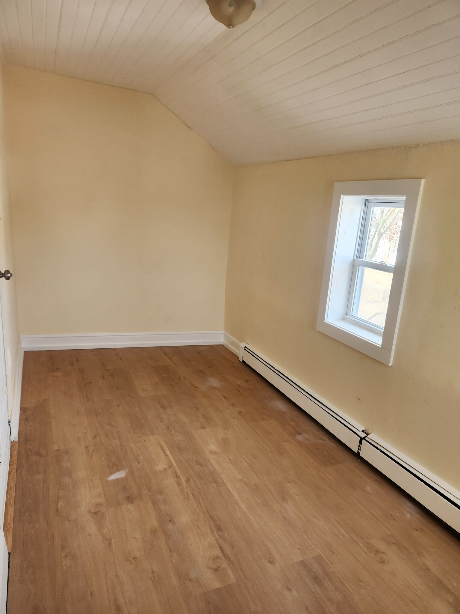 ! Bonus Space / office etc. - 85 Manhattan Ave