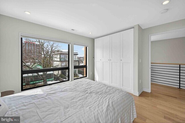 Building Photo - 911 S Oak St