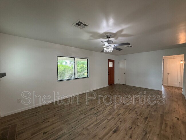 Building Photo - 2514 E Fairmount Ave