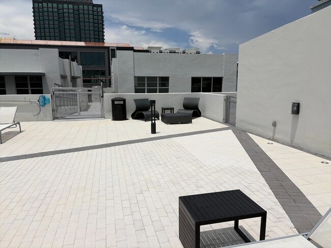 Building Photo - 425 N Andrews Ave