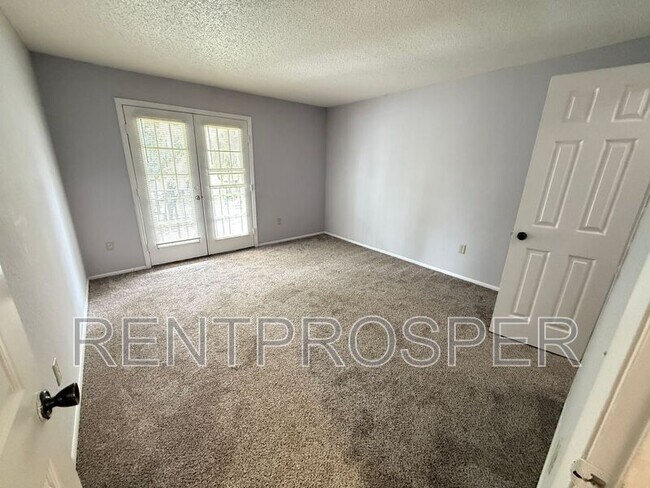 Building Photo - 3944 Versailles Dr