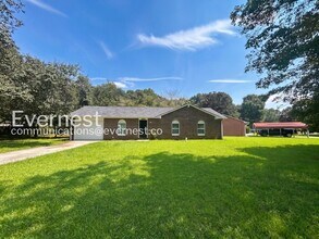 Building Photo - 3 Bed, 2 Bath Home with Garage / Pet-Friendly /  Available Now!