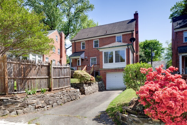 Building Photo - 1667 Primrose Rd NW